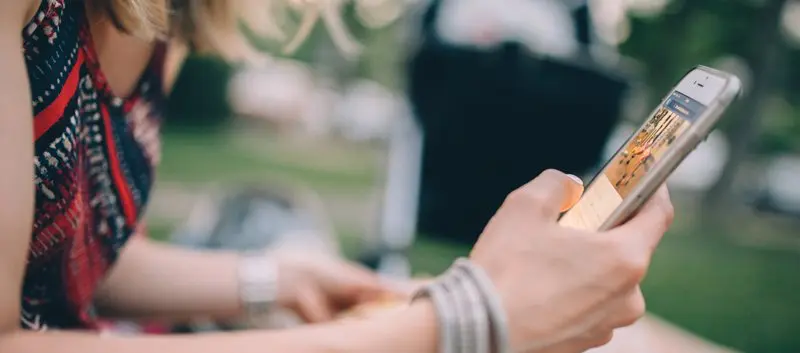 Woman holding a smartphone.